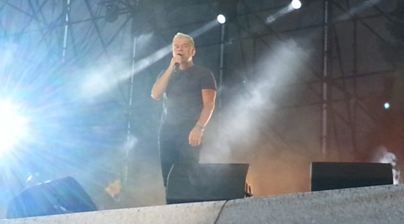 Газманов провалился под сцену под сцену