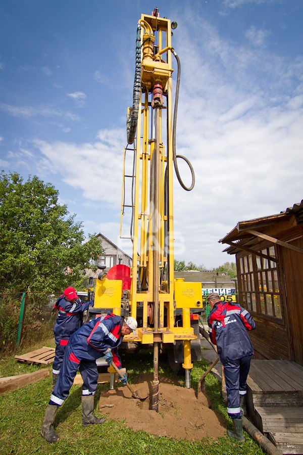Бурение скважины на 2 дома. Особенности подключения скважины на двух хозяев