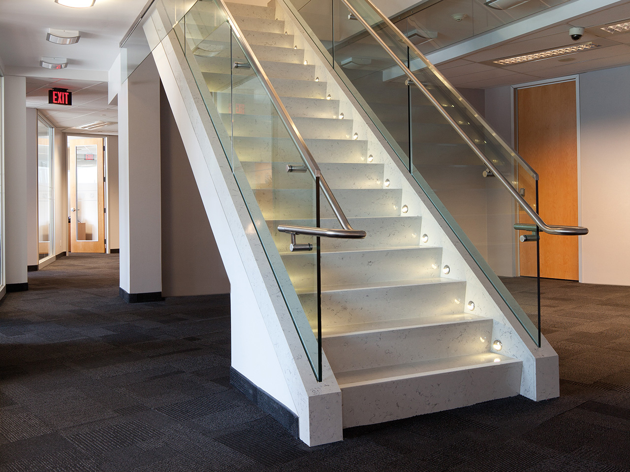 ЛЕСТНИЦЫ И СТУПЕНИ ИЗ ИСКУССТВЕННОГО КАМНЯ