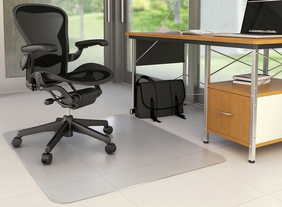 Зачем нужен защитный коврик под кресло и как его выбрать