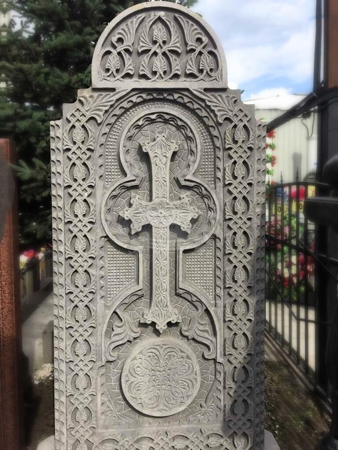 Из каких материалов делают памятники