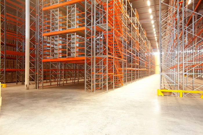 Почему большинство современных складских комплексов укомплектовано стеллажами разных конструкций?