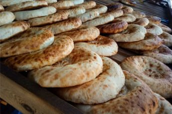 Как показать свое уважение, если вас пригласили в узбекское кафе?