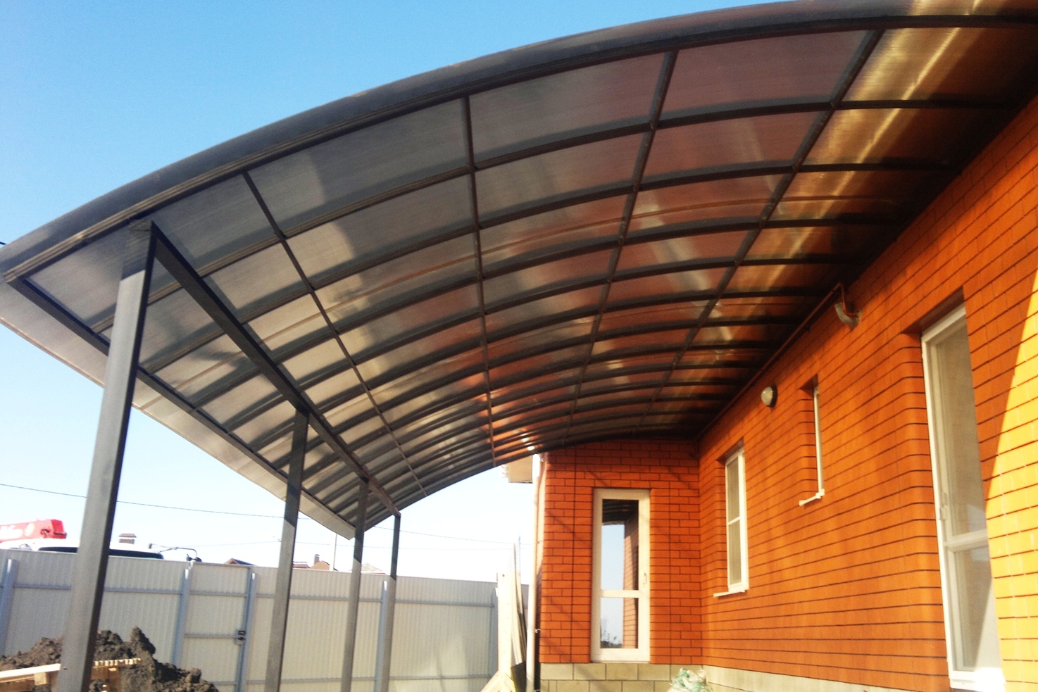 Особенности строительства навесов из поликарбоната