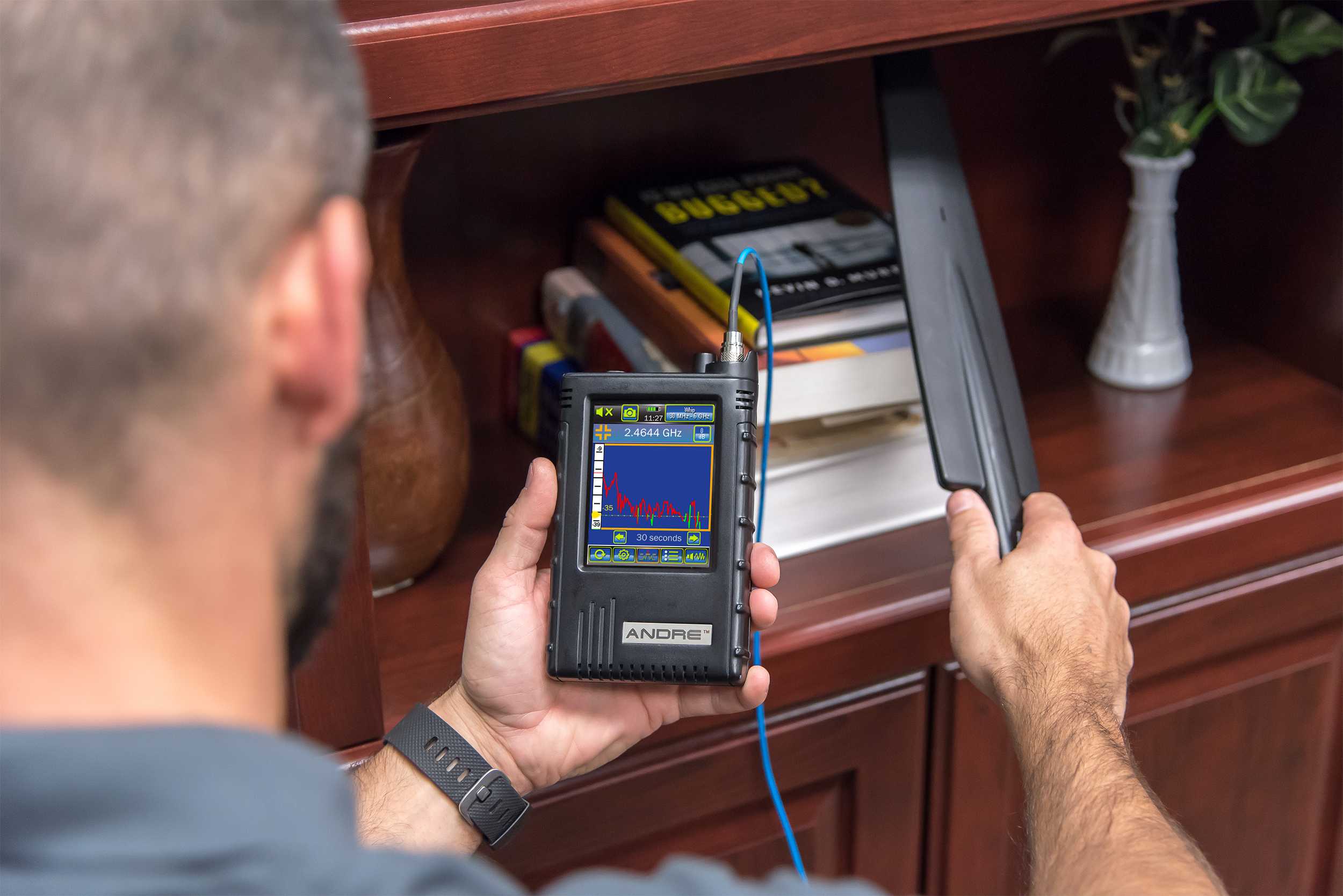 Как и для чего проводится поиск камер,жучков и скрытого оборудования