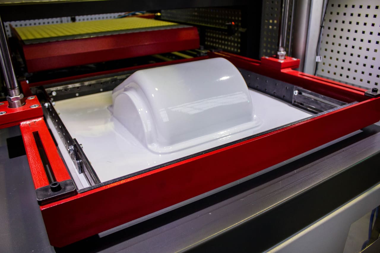 Почему стоит заказать формовку пластика