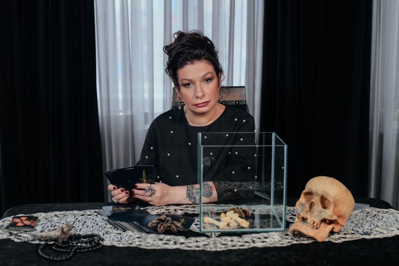 Алена Полынь аферистка или ведьма?