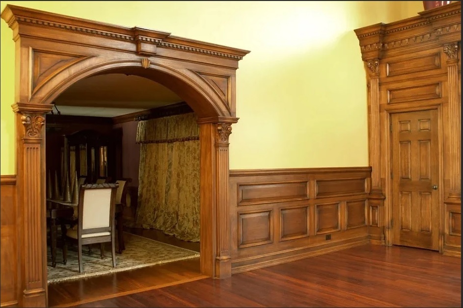 Как улучшить дверной проём в доме, используя специальные накладки и порталы