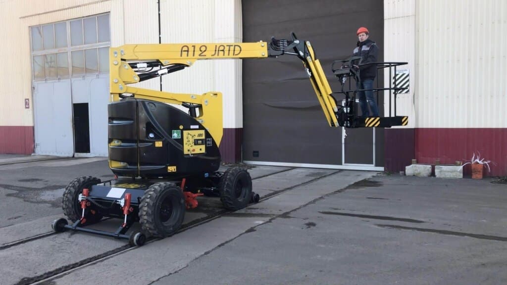 Мобильный коленчатый подъемник и его использование