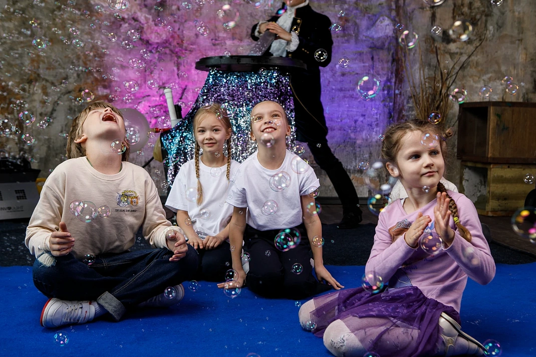 Шоу на детском празднике: какие программы выбрать? Мыльные пузыри, фокусы или научные опыты?