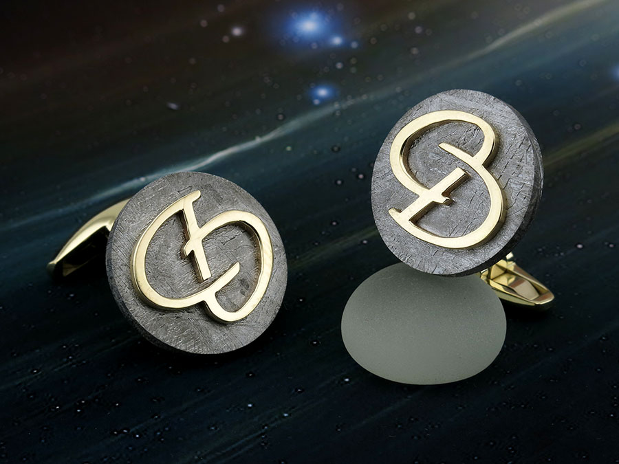 ЗАПОНКИ С ИНИЦИАЛАМИ ДЛЯ МУЖЧИНЫ: КОГДА ЗВЕЗДЫ СТАНОВЯТСЯ БЛИЖЕ