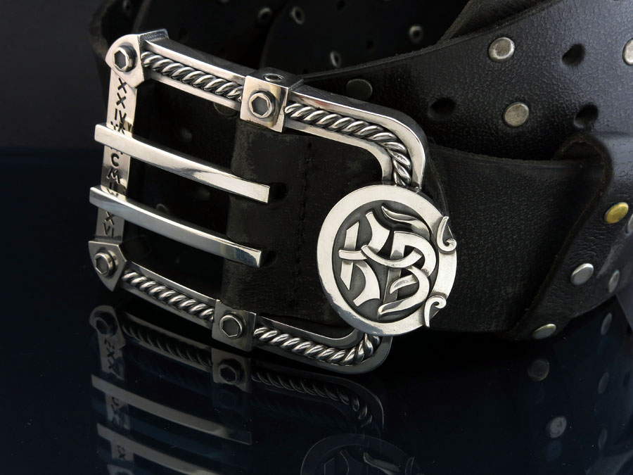 ПРЯЖКА С ИНИЦИАЛАМИ ИЗ СЕРЕБРА: ЛИЧНЫЙ АКЦЕНТ ВАШЕГО СТИЛЯ (И ИДЕАЛЬНЫЙ ПОДАРОК МУЖЧИНЕ)