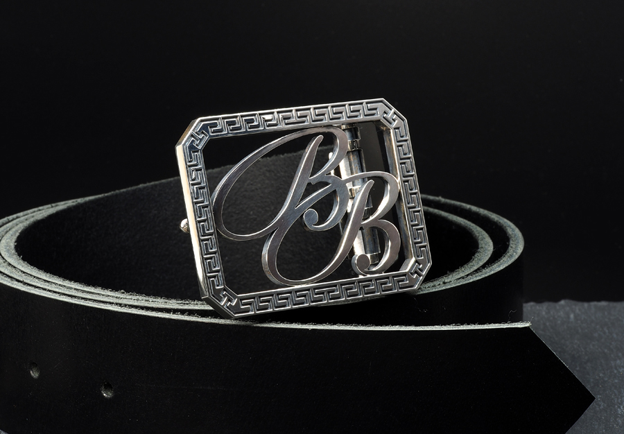 ПРЯЖКА С ИНИЦИАЛАМИ ИЗ СЕРЕБРА: ЛИЧНЫЙ АКЦЕНТ ВАШЕГО СТИЛЯ (И ИДЕАЛЬНЫЙ ПОДАРОК МУЖЧИНЕ)