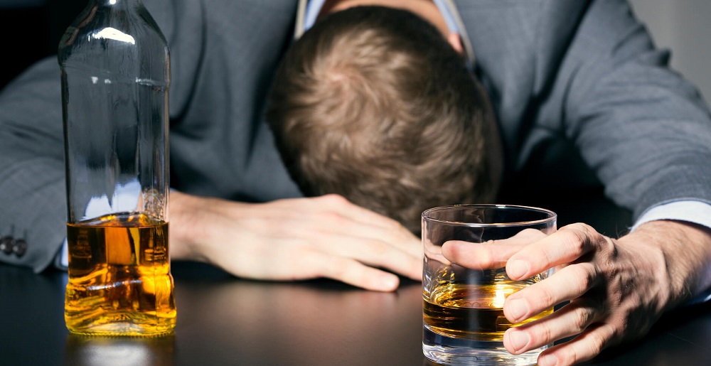 Как распознать признаки зависимости: первые сигналы алкоголизма и наркомании