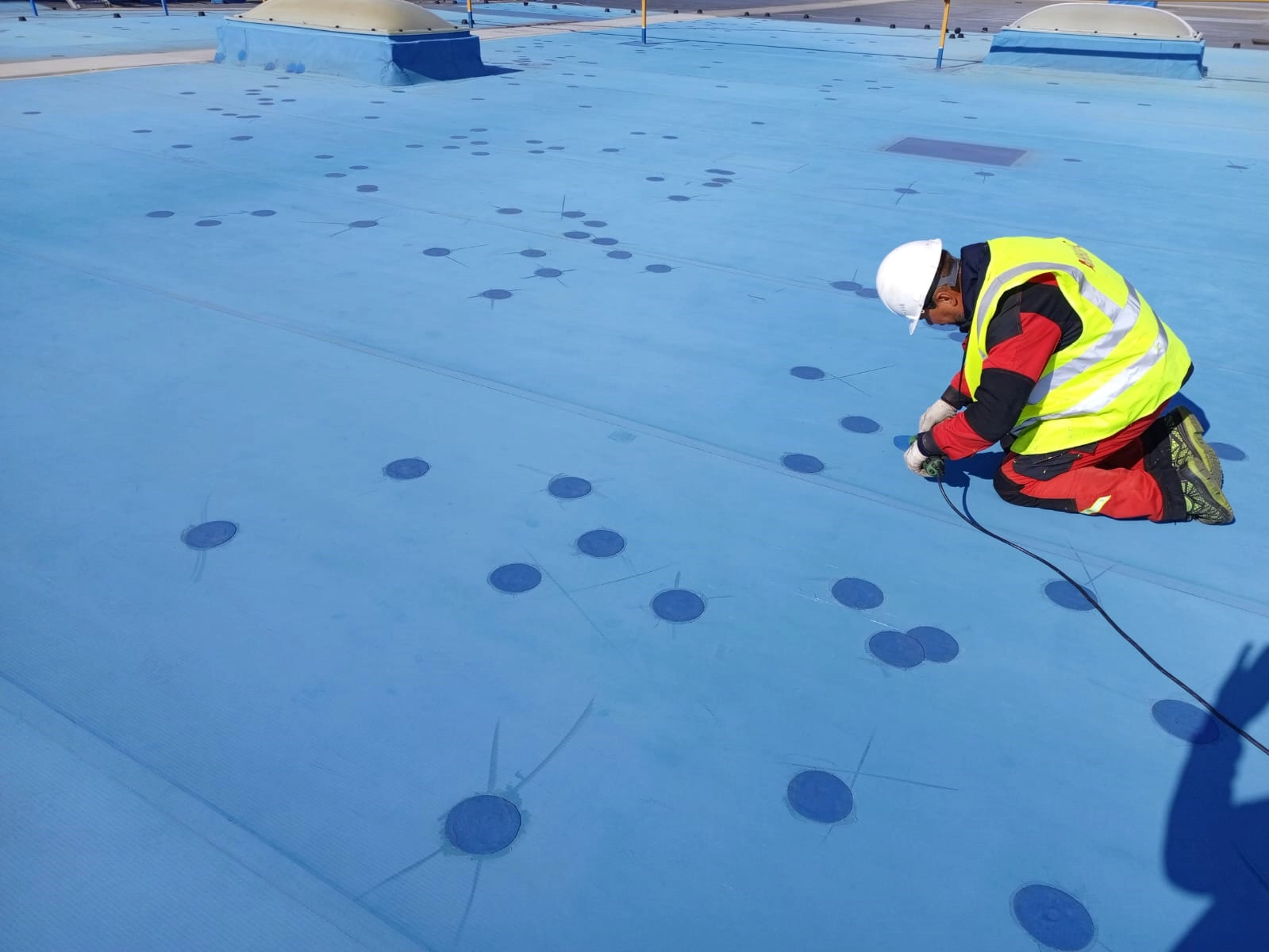 Ремонт наплавляемой кровли: технология восстановления битумно-полимерного покрытия