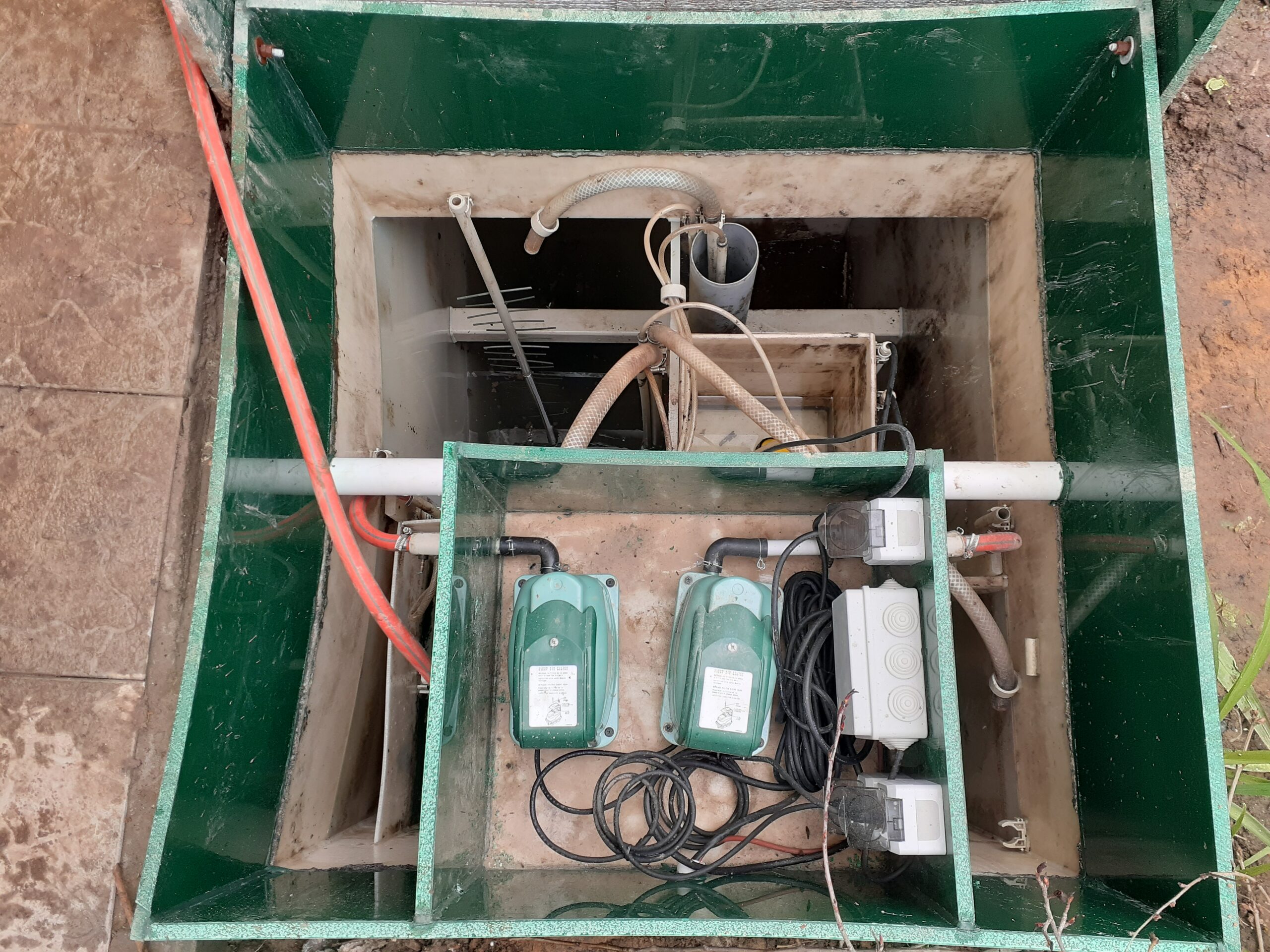 Почему септик начал пахнуть: 7 причин и как быстро устранить запах