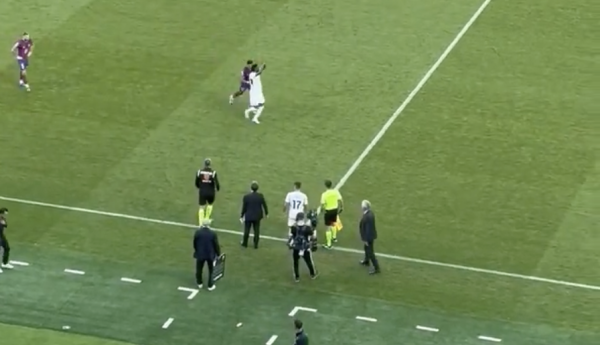 Винисиус издевался над фанатами «Барсы» – в ответ на оскорбления. Анчелотти пришлось уводить его за руку