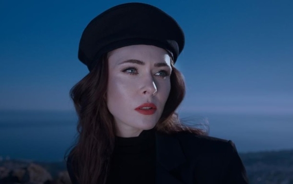 Юлия Санина исполнила песню с переводчицей жестового языка