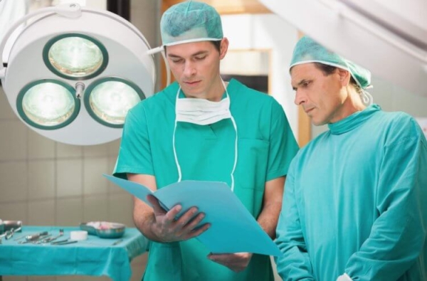 Почему у врачей белые халаты, а у хирургов — синие или зеленые - Hi-News.ru