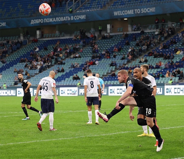 Жаркие 106 минут «Сочи» и «Урала»: удаления, маты на камеру и драка (ну, почти)