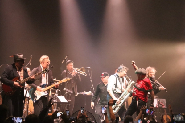 Гарик, ты исцеляешь – новосибирцы на «Локомотив-Арене» спели главные хиты Сукачева