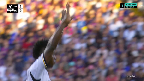 Винисиус издевался над фанатами «Барсы» – в ответ на оскорбления. Анчелотти пришлось уводить его за руку