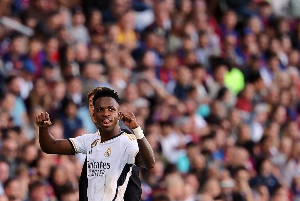 Винисиус издевался над фанатами «Барсы» – в ответ на оскорбления. Анчелотти пришлось уводить его за руку