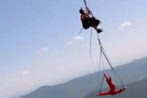 Опасные трюки в Шерегеше показали гимнастка из Москвы и парапланерист из Новосибирска