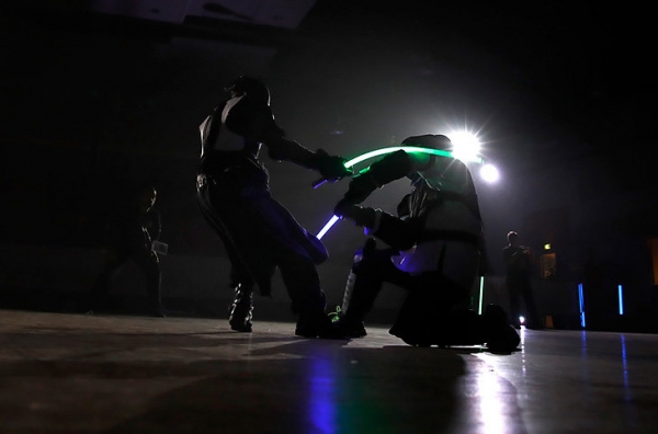 Сражения на световых мечах из «Звездных войн» – новый спорт. Он должен привести молодежь в фехтование