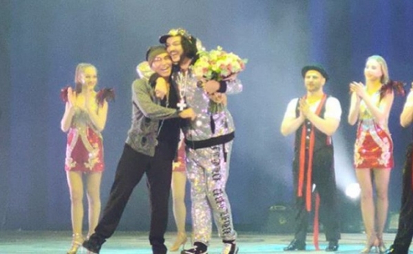 Филипп Киркоров обнимался с Валерием Леонтьевым на концерте в Новосибирске