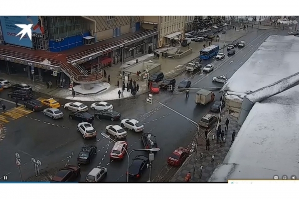 В центре Москвы на дорогу рухнула автовышка