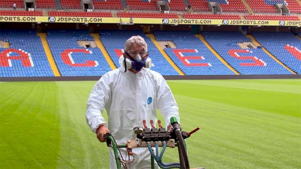 Поле «Олд Траффорд» перед «МЮ» – «Ливерпуль» защитили чесноком. Пахнет жутко, зато помогает!