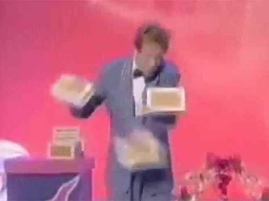 «Трёхрукий» жонглёр: интернет-пользователей поразила иллюзия из старого видео