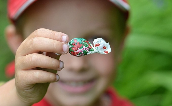 Масло и конфеты разносят сельские почтальоны