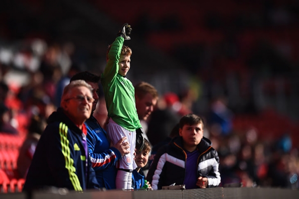 Вратарь «Стока» сыграл в такой же форме, как у Гордона Бэнкса. Это в память о легендарном кипере