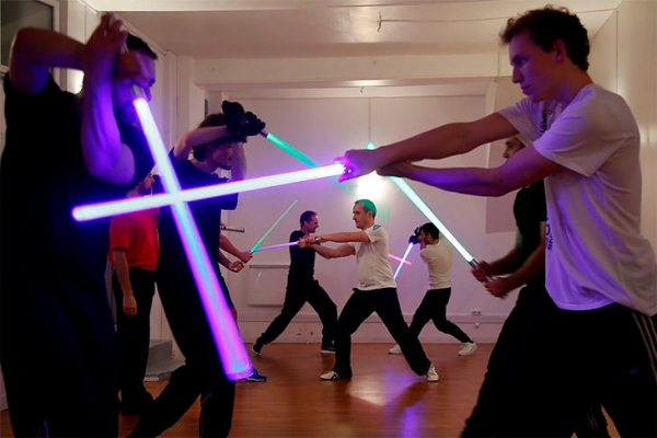 Сражения на световых мечах из «Звездных войн» – новый спорт. Он должен привести молодежь в фехтование
