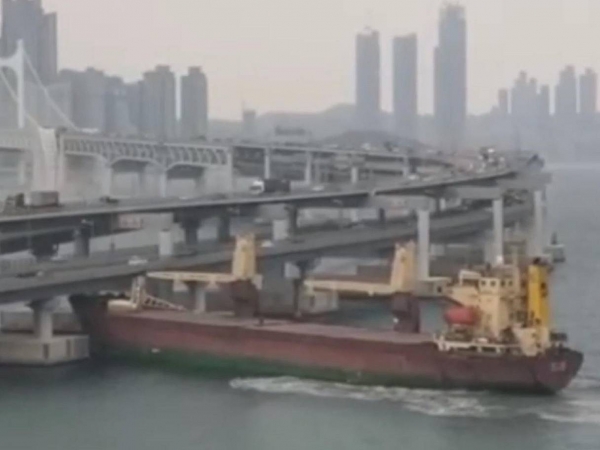 Российский грузовой корабль с пьяным капитаном на борту врезался в автомост в Пусане