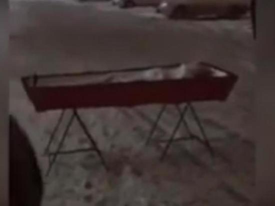 Отвезшая к мэрии гроб мужа россиянка отказалась от помощи властей