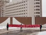 Активисты «Нового Двуличия» провели акцию у СИЗО «Кресты-2»