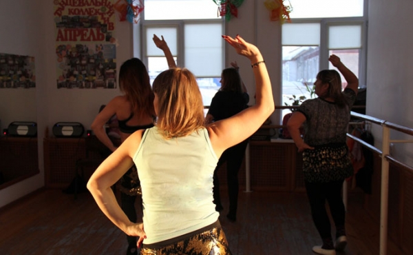 Восточные танцы преподает сотрудница &laquo;Почты России&raquo; в Мошковском районе