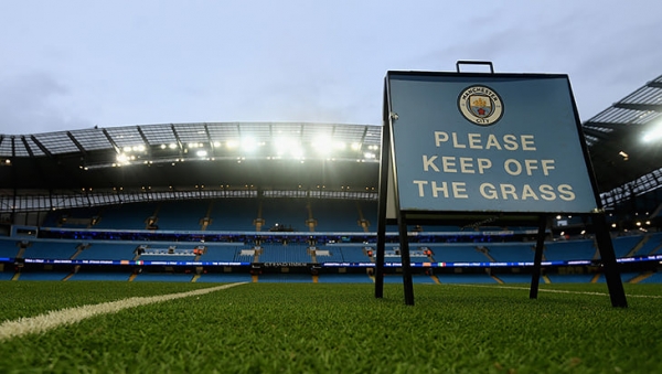 Поле «Олд Траффорд» перед «МЮ» – «Ливерпуль» защитили чесноком. Пахнет жутко, зато помогает!