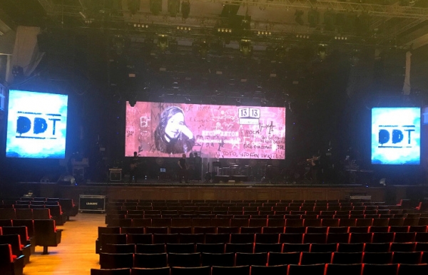 На концерте ДДТ в Омске вспомнили Егора Летова