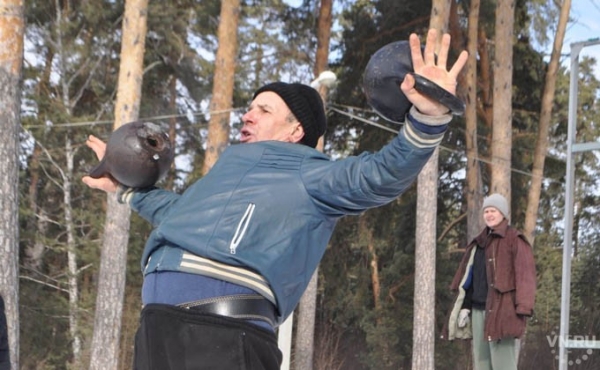 Пенсионер-гиревик дал жару на празднике в Бердске