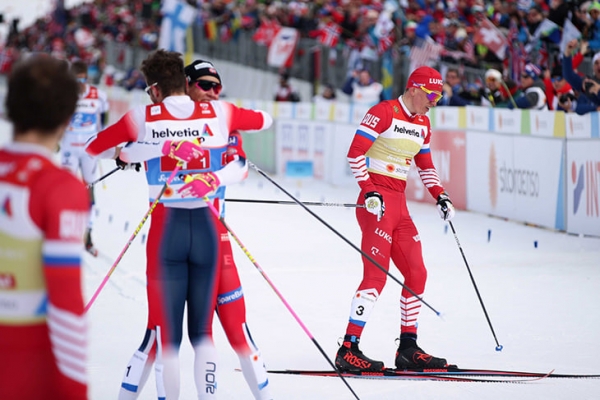 В финале лыжного спринта все вдруг остановились. Видели такое?