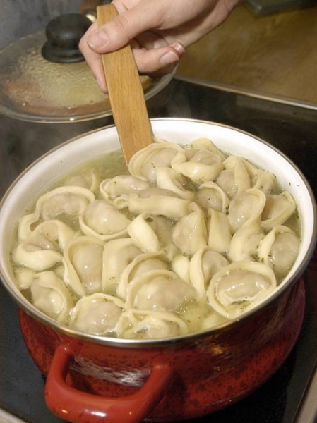 Эксперты нашли в российских пельменях кишечную палочку