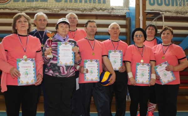 Пенсионеры из Ордынки устроили лыжные гонки