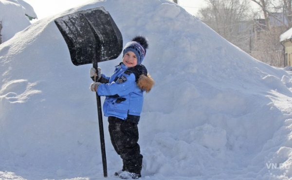 Лопаты и боксерские перчатки дарят своим защитникам женщины Куйбышева