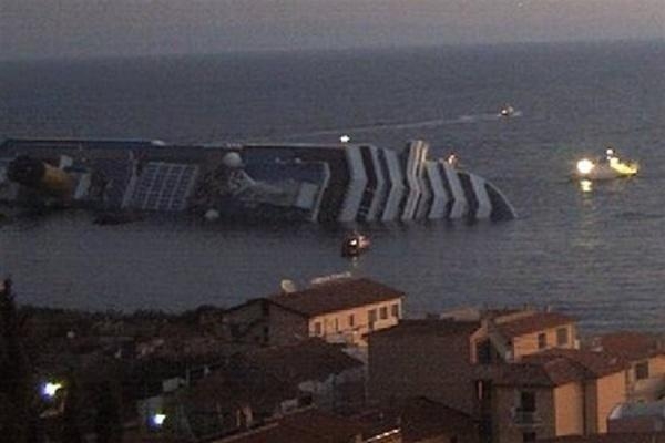 У берегов Норвегии проводится эвакуация людей с места затопления круизного лайнера