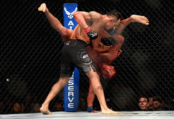 Топового полусредневеса UFC вырубили ударом супермена &ndash; он ничего не помнит