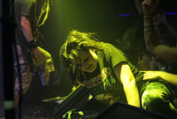 Главному панку из The Exploited не дали прыгнуть в толпу на концерте